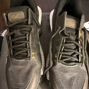 Under Armour Men's Black and Gold Sneakers